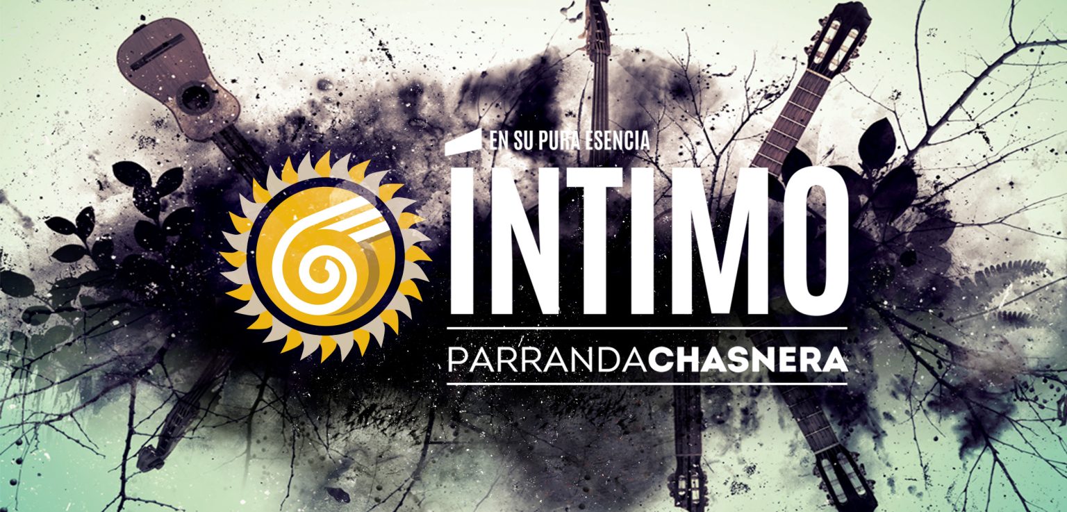 Miembros de la Parranda Chasnera en un momento íntimo de música tradicional canaria, ejemplo de parranda auténtica